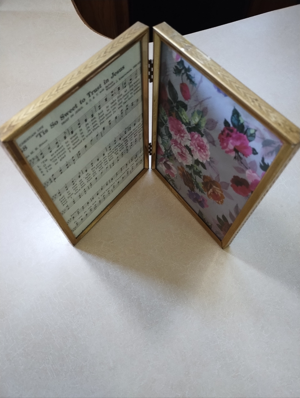 Vintage Double Hinged Picture Frame Decor Religious Hymnal Floral - Picture 4 of 4
